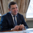 «Да там две лопаты»: свердловский губернатор пообещал лично засыпать яму для 99-летнего ветерана