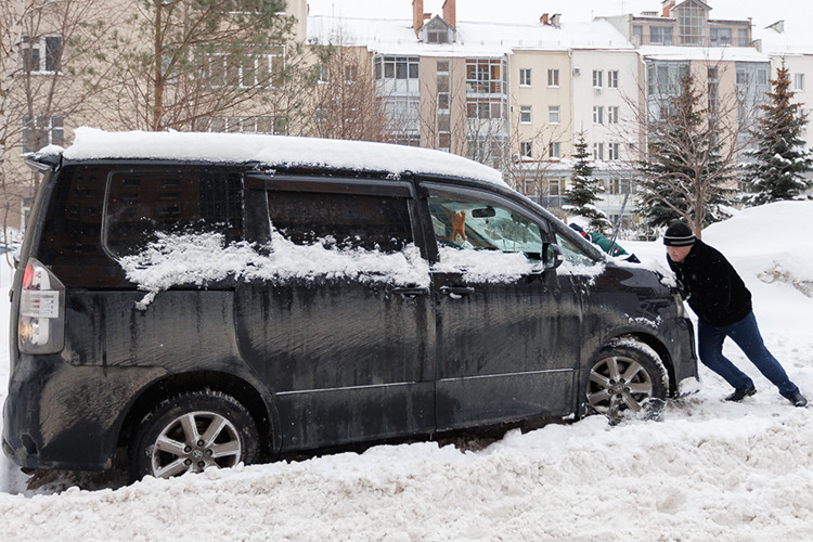 «У нас плюс 16 в Краснодаре, а у вас пипец!»: как Казань снова накрывает снегом