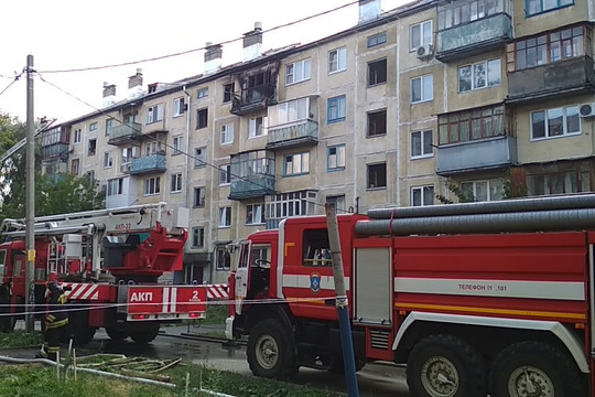 Жители загоревшейся пятиэтажки срочно эвакуированы в Казани