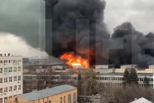 LIVE! В Москве полыхает огромный склад