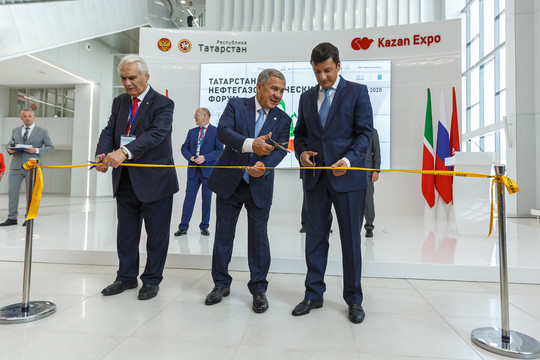 Рустам ​Минниханов открыл татарстанский нефтегазохимический форум