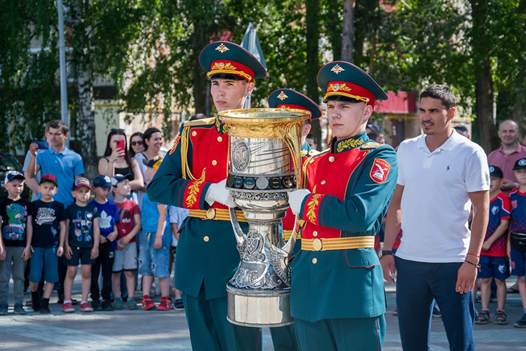 Игроки омского «Авангарда» из Татарстана показали нижнекамцам Кубок Гагарина