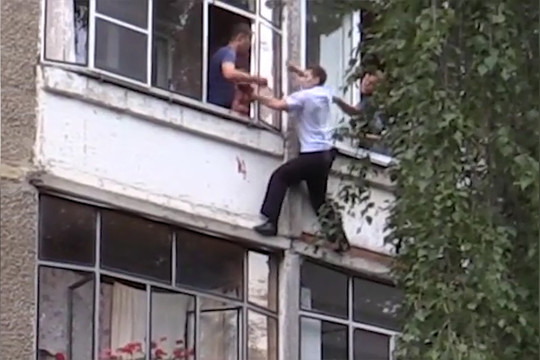 В Саранске полиция спасла младенца, которого отец пытался выбросить из окна
