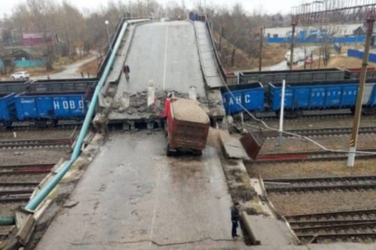 В Амурской области бетонный мост рухнул на проезжавший поезд
