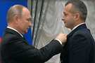 Пилот Дамир Юсупов получил звезду Героя России – ее вручил Путин