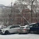 Микроавтобус скатился со спуска на Айвазовского в Казани – в ДТП попало несколько машин