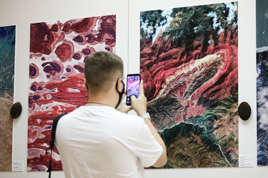 В галерее «БИЗON» открылась фотовыставка летчика-космонавта Сергея Рязанского