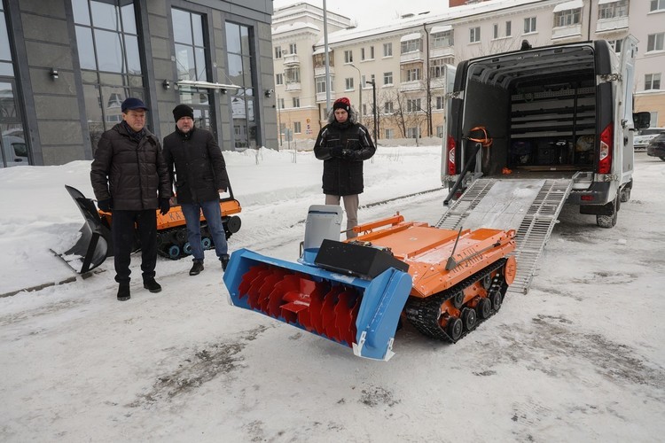 «Вкалывают роботы, а не человек»: дроны для СВО в исполнении электродворников обкатают во дворах Казани