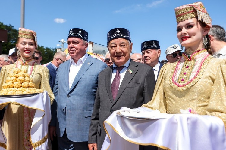 Певица Алсу, фигуристка Валеева, бойцы СВО и неразбитый горшок: как в Москве прошел праздник плуга