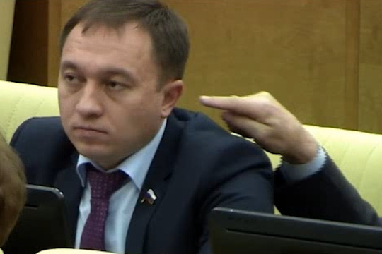 В Госдуме депутат решил подурачиться и засунул другому палец в ухо