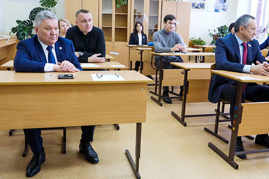 Бурганов с депутатами Госсовета сдал ЕГЭ по истории