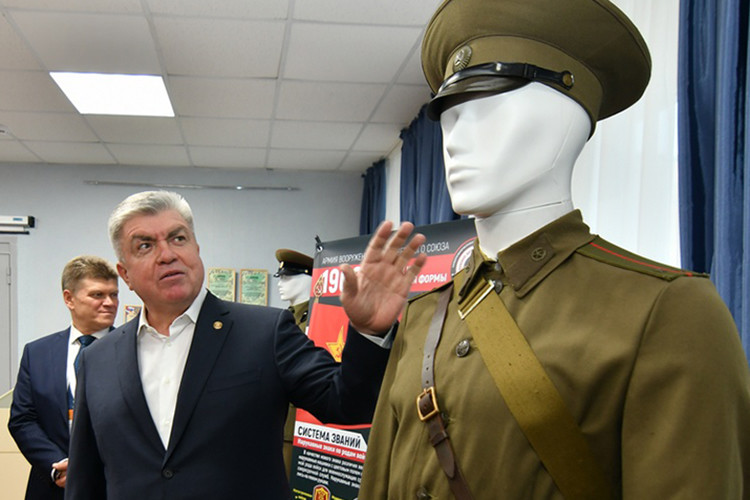 Наиль Магдеев ознакомился с выставкой, созданной на средства гранта от Росмолодежи