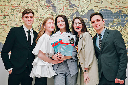 «Если раньше на парах смотрели в учебники, то сегодня разбираем твиты Дональда Трампа…»
