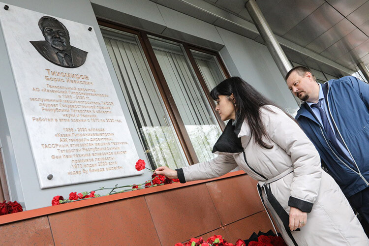 Легенде КазГАПа Борису Тихомирову посвятили барельеф