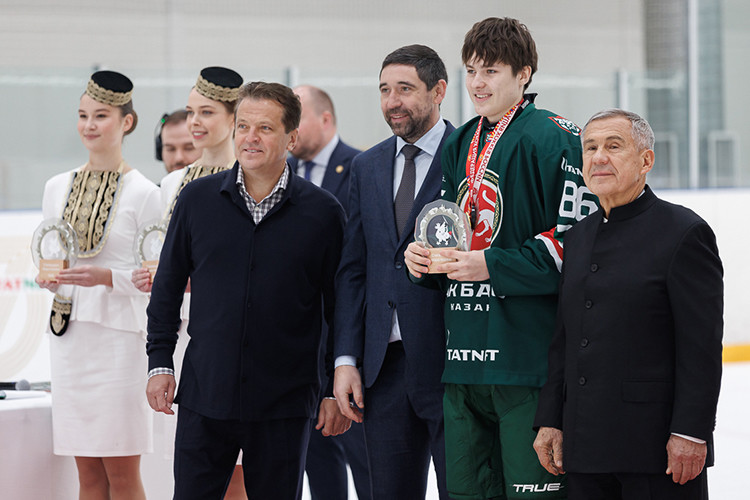 Как Минниханов, Метшин и Маганов будущих звезд «Ак Барса» награждали