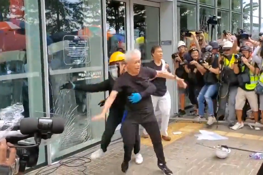 В Гонконге протестующие пошли на штурм парламента