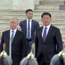 Путин прибыл на площадь в Улан-Баторе. Его встретил почетный караул и кавалеристы