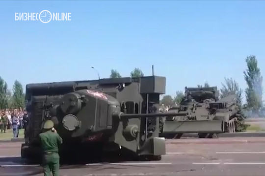 В Курске перевернулся танк, участвовавший в параде