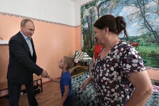 Мальчик из Тулуна усомнился, что к нему приехал президент: «Вы Путин?»