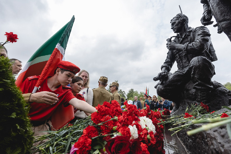 В казанском парке Победы торжественно открыли памятник воинам-интернационалистам