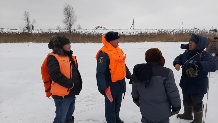 В Татарстане спасатели предотвратили гибель ребенка на неокрепшем льду и оштрафовали деда-рыбака