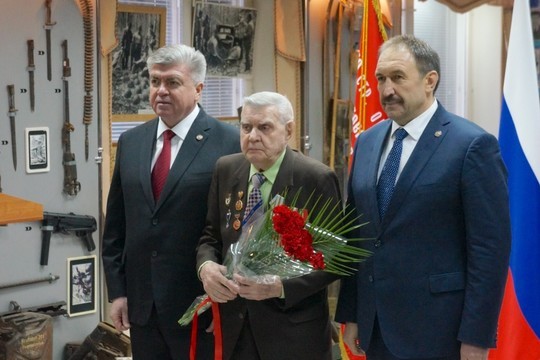 Песошин в Челнах вручил ветеранам медали в честь 75-летия победы в ВОВ