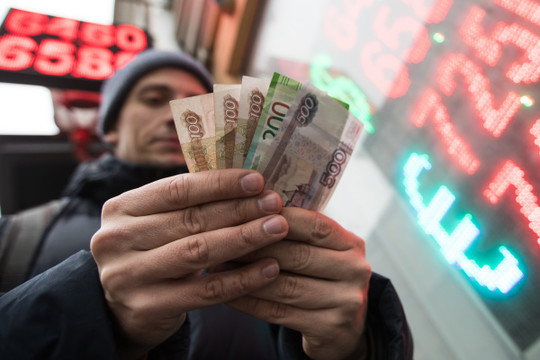 До 90 рублей за доллар: аналитики предсказали серьезное ослабление российской валюты
