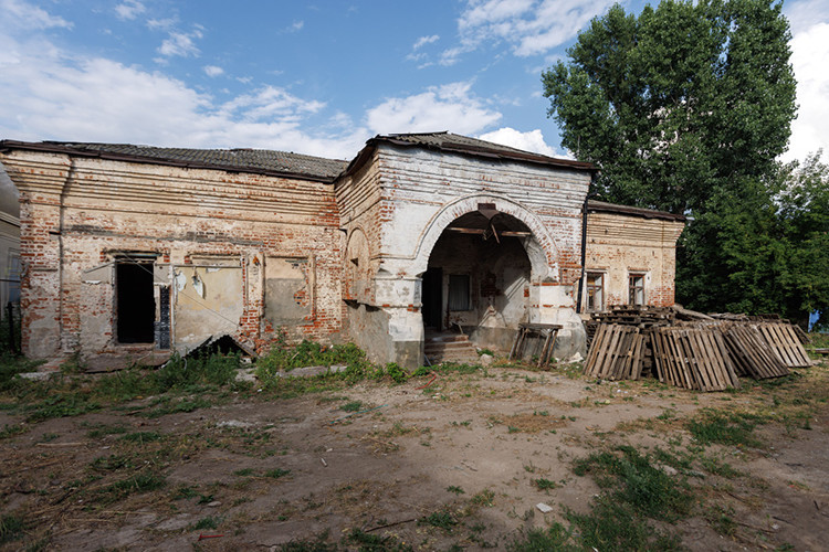 Одноэтажный объект культурного наследия находится рядом с храмом старообрядцев и улицей Петербургской и является уникальным для Казани образцом городских каменных палат XVII–XVIII веков