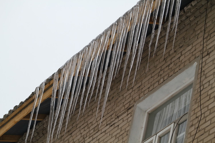От татарстанских управляющих компаний потребовали убрать сосульки и снег с крыш домов