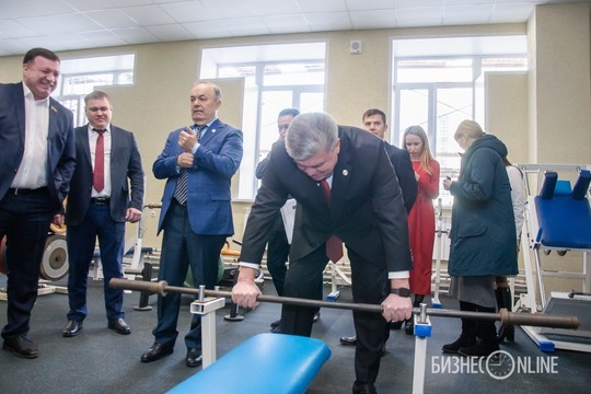 Во время осмотра спортшколы мэр Челнов попытался поднять штангу