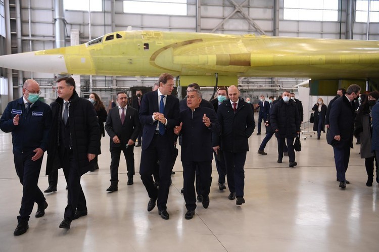 Минниханов и Мантуров встретились с летчиками-испытателями Ту-160М
