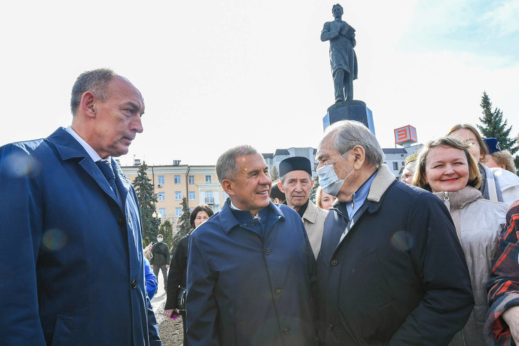 Минниханов и Шаймиев возложили цветы к памятнику татарскому поэту Габдулле Тукаю