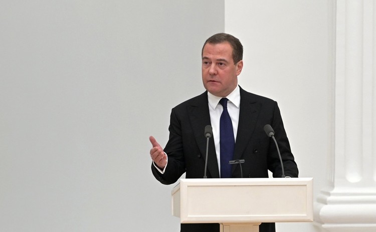 Медведев поздравил россиян с 1 Мая необычной видеооткрыткой