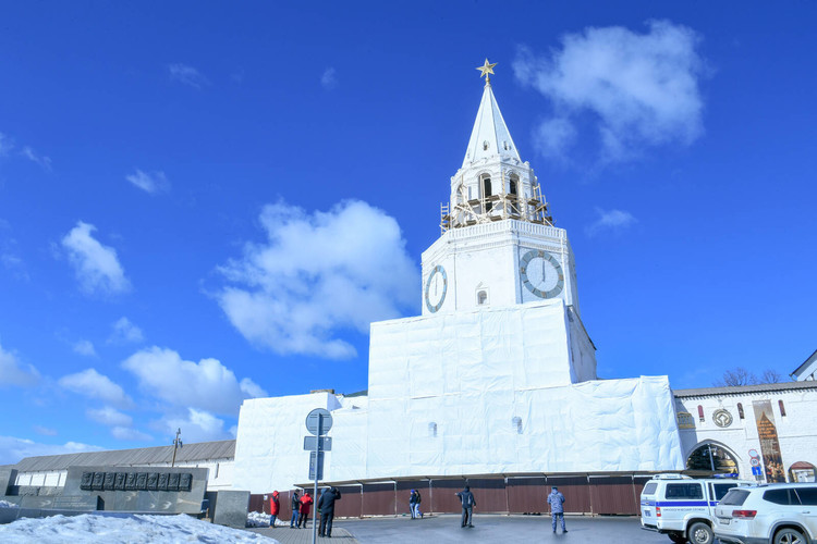 Минниханову показали внутренние помещения Спасской башни Казанского кремля, где началась реставрация