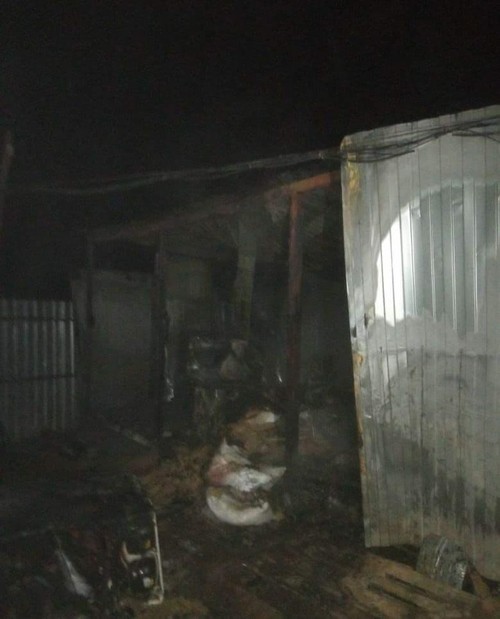 В Татарстане вспыхнул пожар на территории несанкционированного приюта для собак