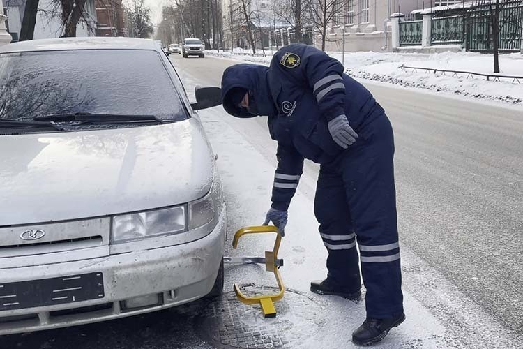 С начала года на муниципальных парковках Казани почти 70 раз применили блокираторы колес