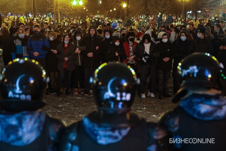 Число задержанных в ходе акций протеста в России возросло до 2,6 тыс. человек