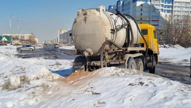 В Татарстане обнаружили слив неизвестной жидкости возле жилых домов