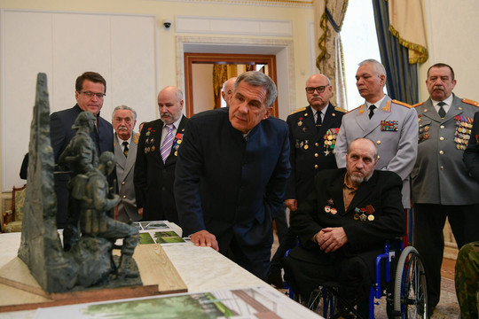 Минниханов вручил государственные награды ветеранам боевых действий в Афганистане