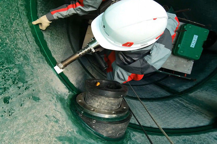 Технология футеровки полимерным листом обеспечивает на 100% герметичность, надежно защищая бетон от агрессивной среды, увеличивает срок службы и снижает расходы на обслуживание до 65%