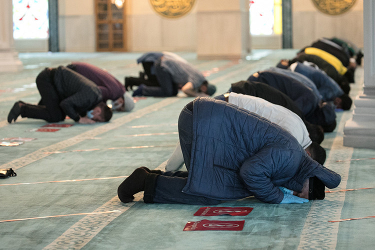 Верующие мусульмане возносят молитвы в Айя-Софье