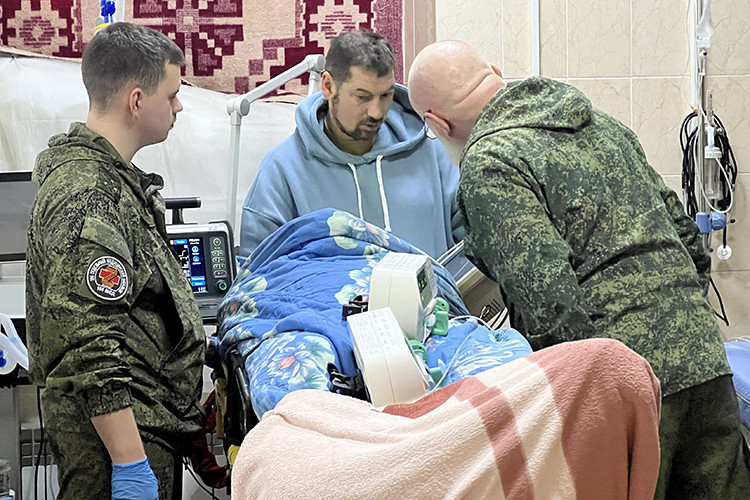 Сбежали из госпиталя. 333 Военный госпиталь Новосибирск. Раненый солдат в госпитале. Российские военные в госпитале.