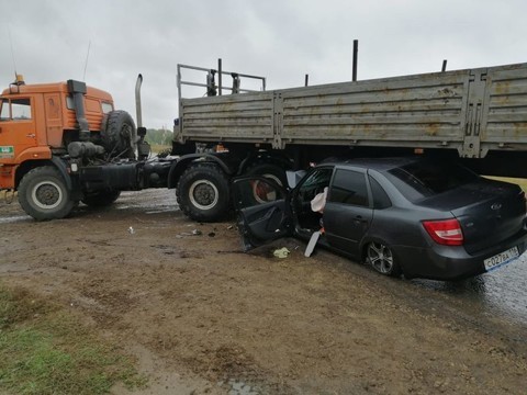 камаз 4308 разбитый. камаз 6520 разбитый. машина под камазом. разбитый камаз военный. машина залетела под камаз.