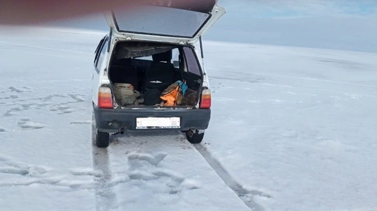 В Татарстане трое рыбаков выехали на тонкий лед на автомобиле