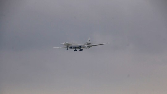 Появились фото Ту-160М в небе над Казанью