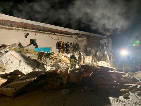 В Новосибирске крыша кафе под тяжестью снега рухнула на посетителей, есть жертва