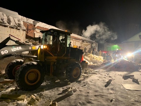 В Новосибирске крыша кафе под тяжестью снега рухнула на посетителей, есть жертва