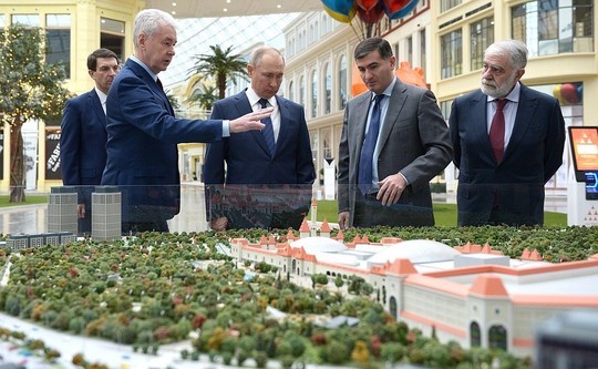 Первые посетители «российского Диснейленда» устроили толкучку ради фото с Путиным