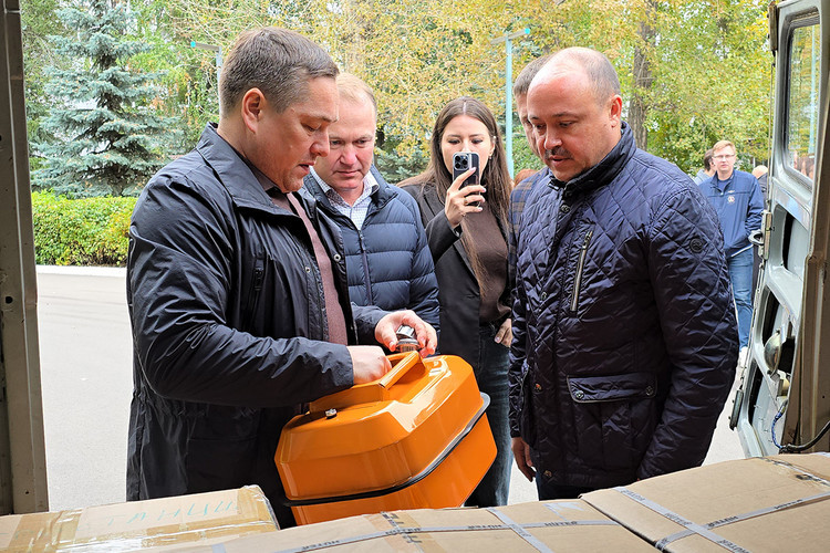 Гуманитарная помощь — это не только про коробки с вещами. Это в первую очередь очень важное для бойцов напоминание, что дома их помнят. Мы с самого начала поддерживаем и будем поддерживать наших ребят