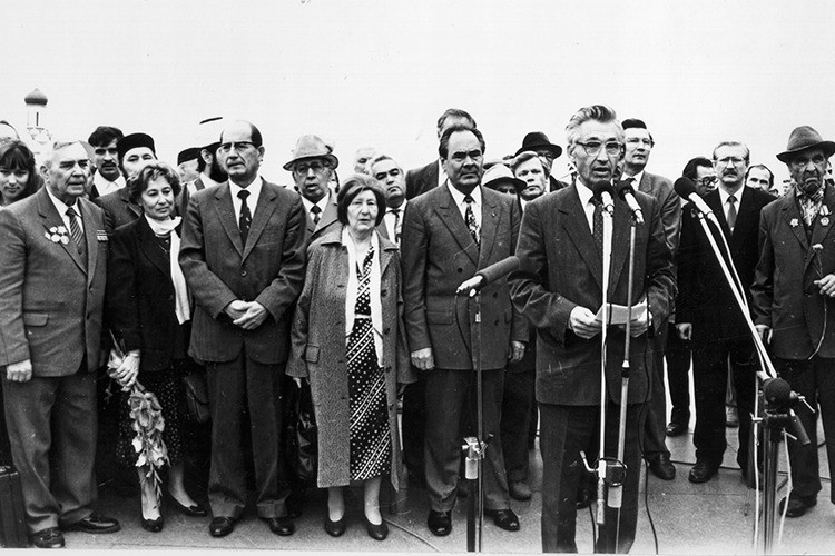 25 августа 1994 года рядом с памятником Мусе Джалилю были установлены бронзовые барельефы 10 героев-джалиловцев, 50 лет назад казненных на гильотине фашистами. На фото: Фарит Султанбеков, дочь М. Джалиля Чулпан Залилова, М. Хасанов, А. Утяшев, супруга М. Джалиля Амина-ханум, Минтимер Шаймиев, И. Хайруллин, Салих Баттал